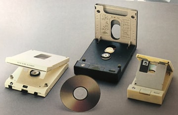 Disk cleaner for magnetic optical disks